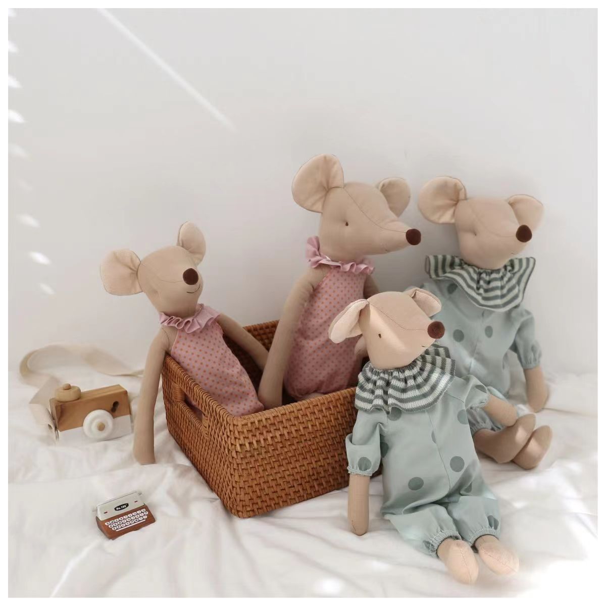 Fungo-urso Dolĉa bebo-muso Pluŝaj ludiloj Ŝtopitaj bestoj Musaj pupoj Bela rato kun vestaĵoj Infanaj naskiĝtagaj donacoj Ludiloj por knaboj kaj knabinoj Infanludilo 