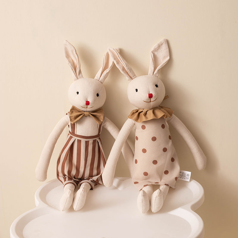 Fungo-urso Ne maltrafu ĉi tiun 35 cm/13,78-colan molan kuniklan pluŝan ludilon. Vi povas elekti pantalonojn por knaboj kaj jupojn por knabinoj, kio estas bonega donaco por kuniklaj entuziasmuloj! Tre dolĉa, la unua elekto por donacado. 